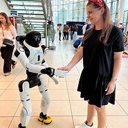 kobieta podaję reke robotowi