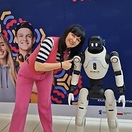 kobieta pozuje do zdjęcia z robotem