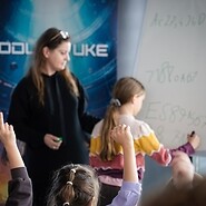 kobieta i dziewczynka stoją przy tablicy