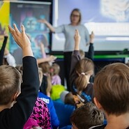 dzieci słuchaja wykładu
