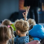 dzieci słuchaja wykładu