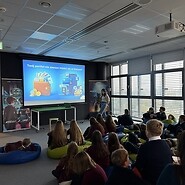 Jak chronić dane, pieniądze i siebie w internecie? Uczniowie na warsztatach w UKE
