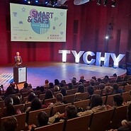mężczysna stoi na scenie