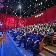 uczestnicy siedza na auli i słuchaja wykładu