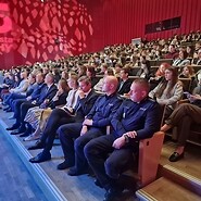 uczestnicy siedza na auli i słuchaja wykładu