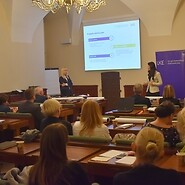 Milena Górecka i Joanna Dubel w trakcie prezentacji dla rzeczników