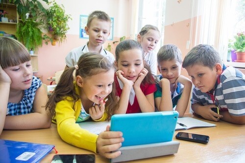 dzieci przeglądające informacje w laptopie