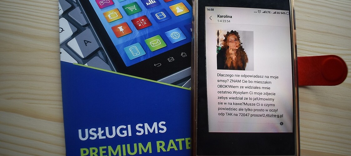 ulotka premium rate i zamazane zdjęcie dziewczyny na ekranie telefonu